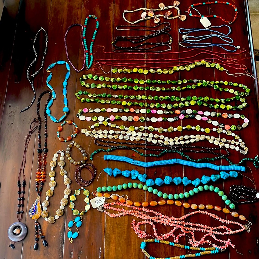 40 pieces of necklace, bracelets and beads